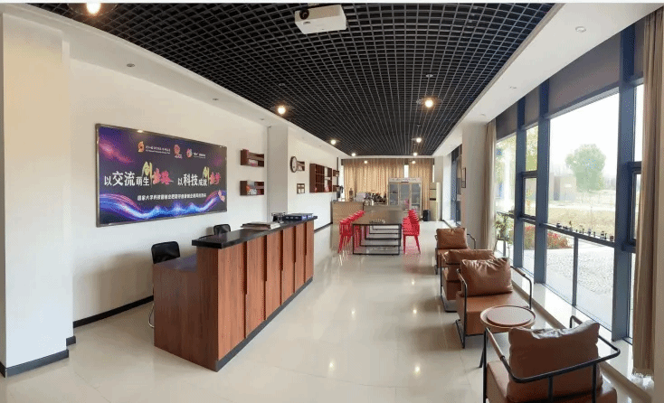 科技园拥有30-240平方米孵化写字间百余个,拥有阶梯式学术报告厅、路演大厅,大中小型会议室以及餐饮、住宿、休闲、超市等配套设施。 科技园拥有30-240平方米孵化写字间百余个,拥有阶梯式学术报告厅、路演大厅,大中小型会议室以及餐饮、住宿、休闲、超市等配套设施。