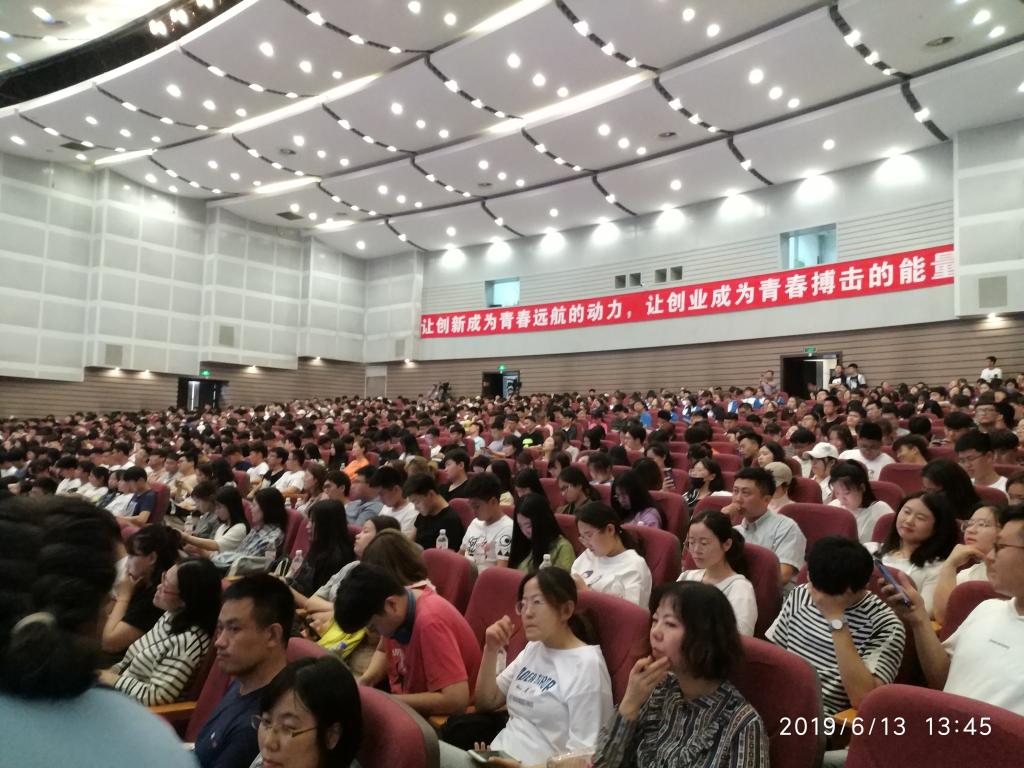参加决赛的学生观众